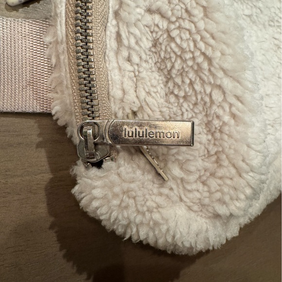 EUC LULULEMON EVERYWHERE FLEECE BELT BAG IN CREAM - Picture 2 of 6